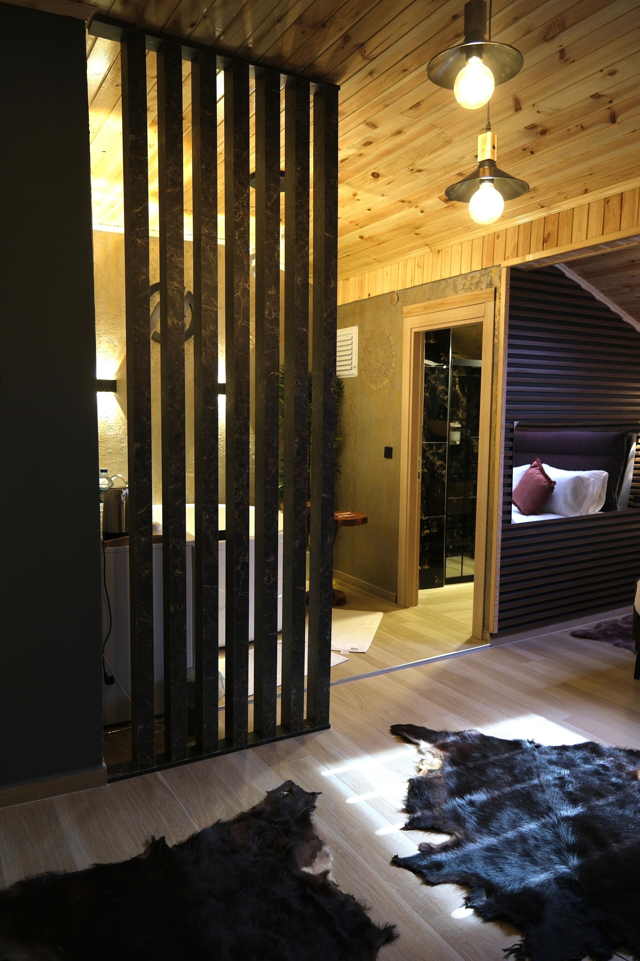 Suite Premium | Salle de bain | Douche, sèche-cheveux, chaussons, serviettes fournies
