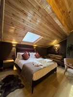 尊荣套房 | 埃及棉床单、高档床上用品、Select Comfort 床、办公桌