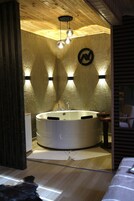 尊荣套房 | 浴室 | 淋浴设施、吹风机、拖鞋、毛巾