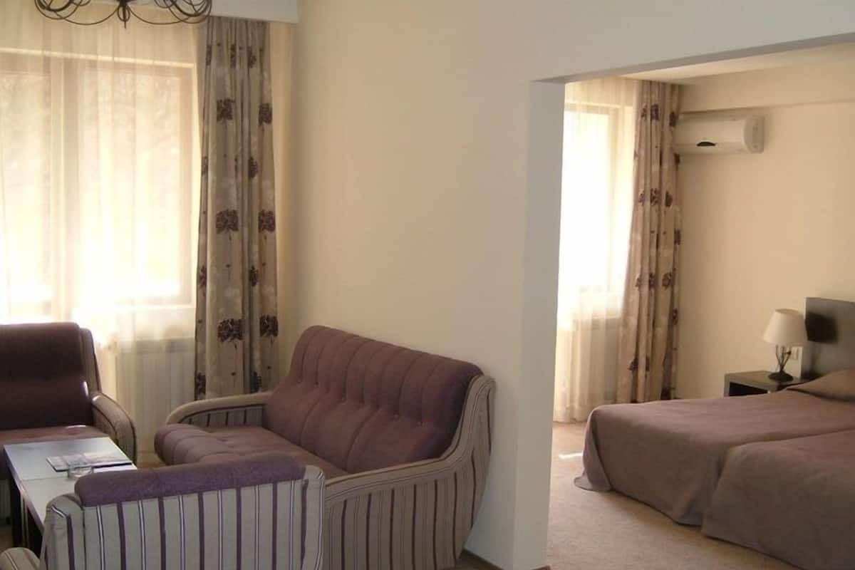 Luxury Suite | Iron/ironing board (on request), WiFi (free)