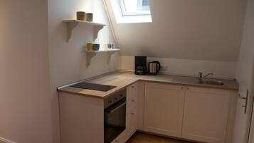 Fridge, coffee/tea maker