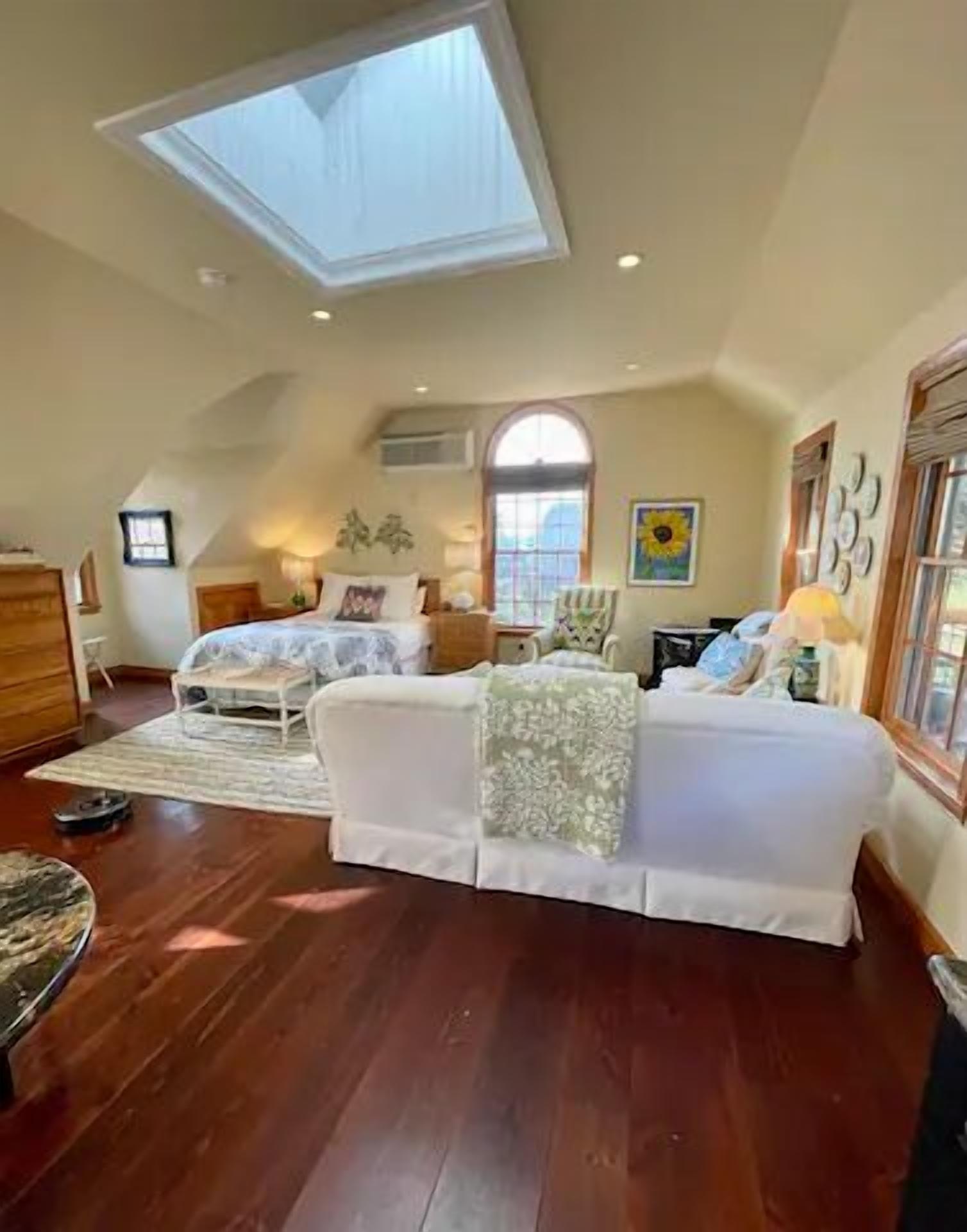 Private & cozy modern cottage surrounded by nature. Long stays are welcome!