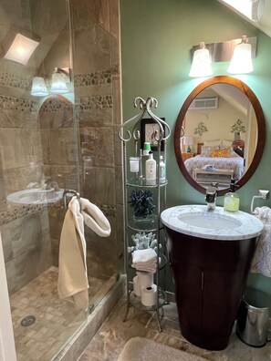 تجهيزات دش، مجففات شعر، مناشف، صابون