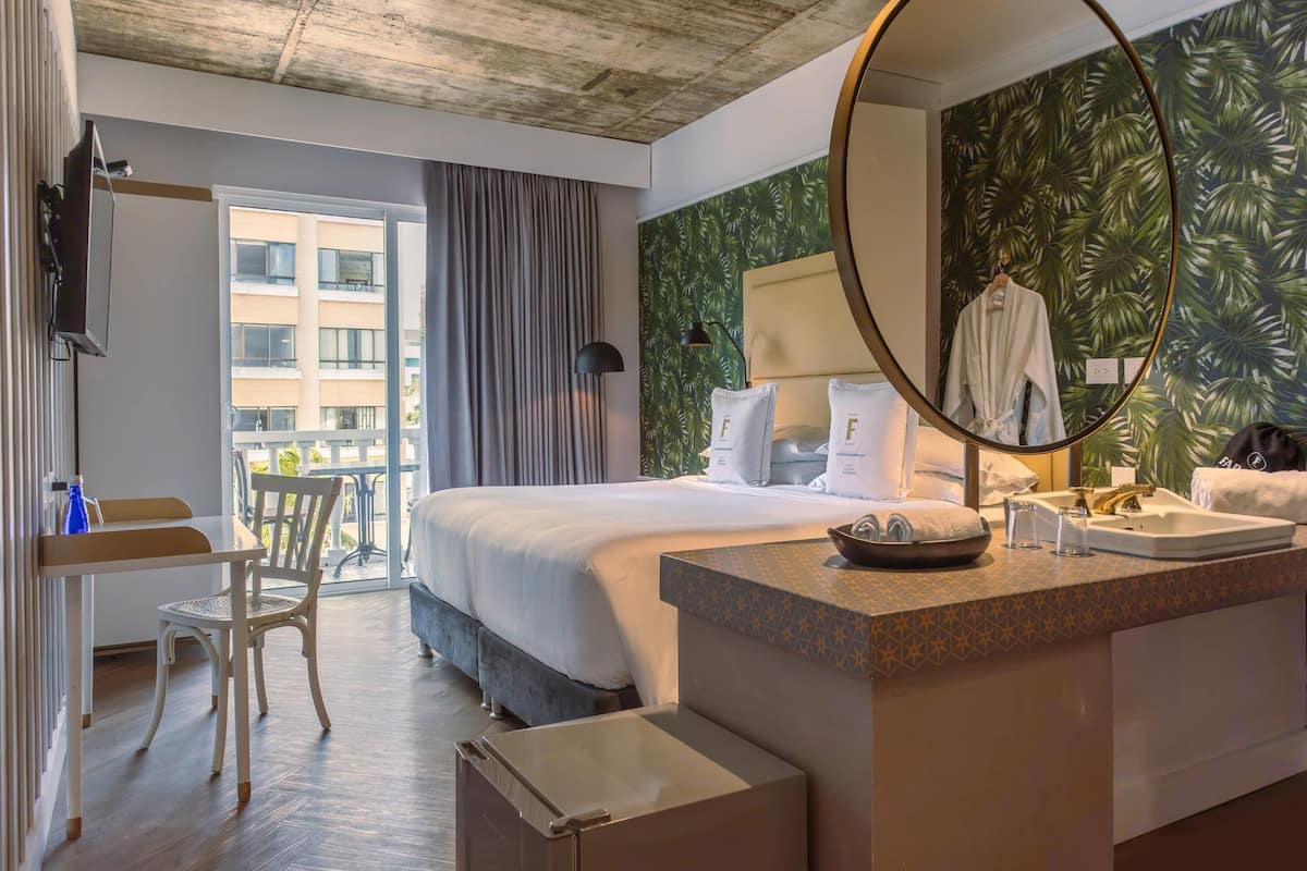 Chambre, 1 très grand lit, non-fumeur, balcon