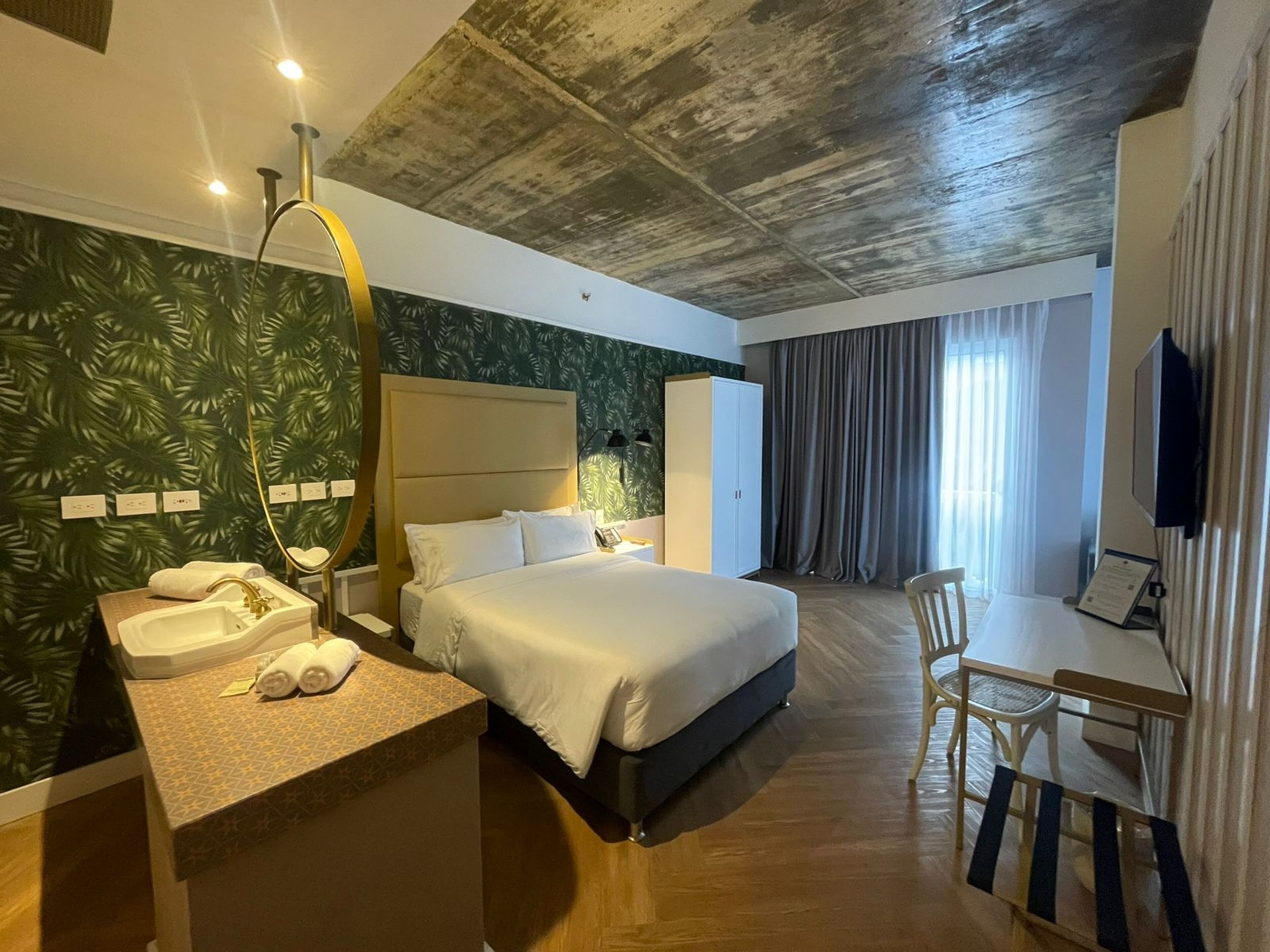 premium room, 1 queen bed, non smoking | 1 bedroom, premium bedding, down duvets, minibar