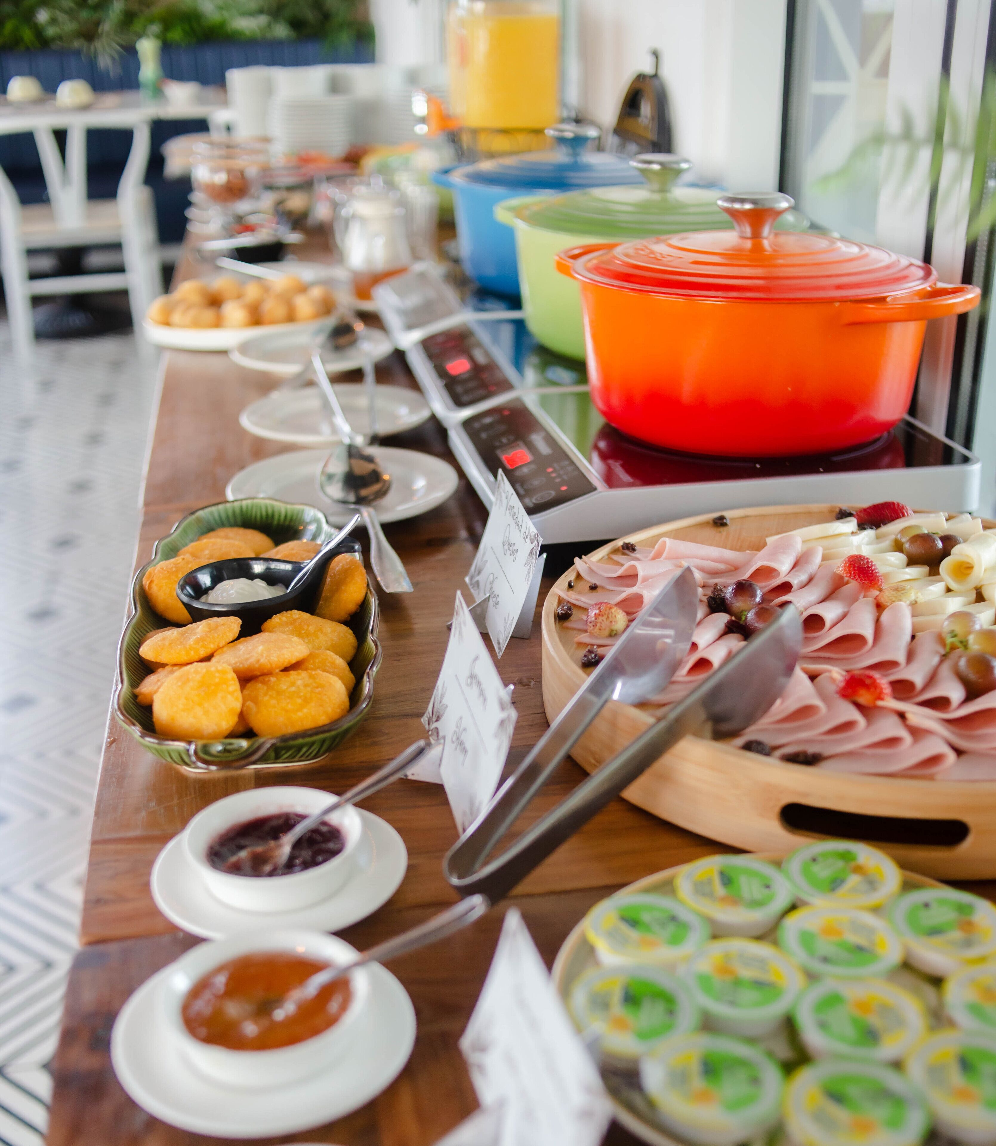 Una mesa de buffet con diversos alimentos y salsas.