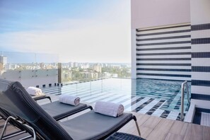 Utomhuspool och solstolar