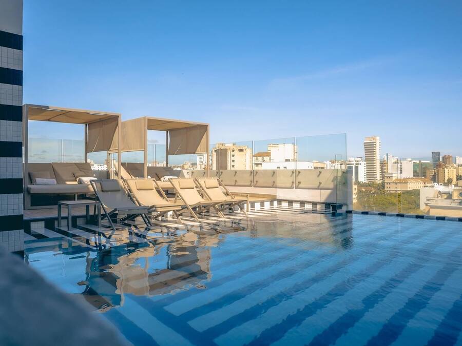 Piscina externa, espreguiçadeiras