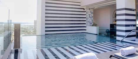 Piscine extérieure, chaises longues