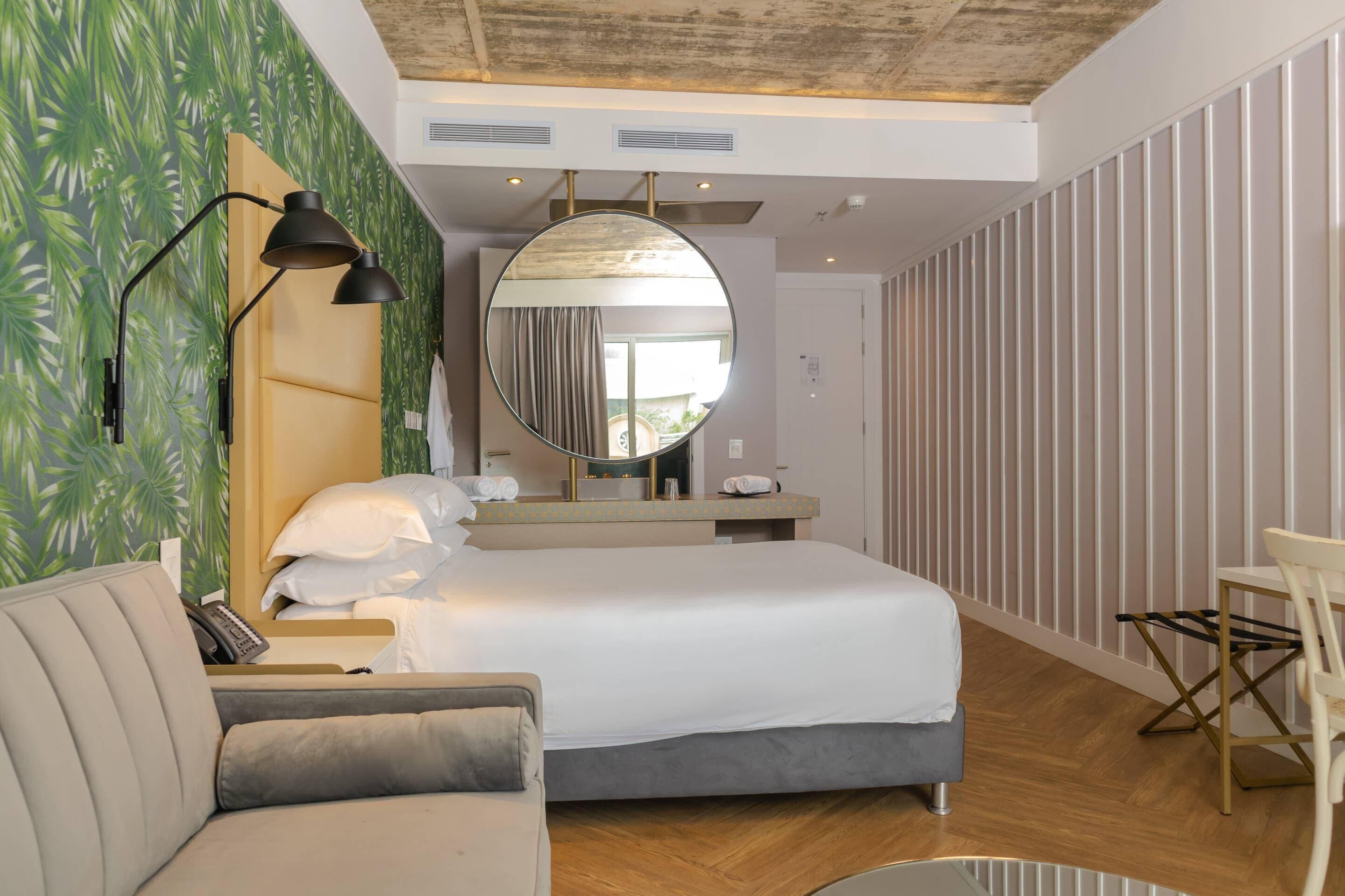 Ropa de cama de alta calidad, cubrecamas y minibar 