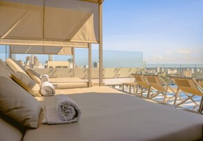 Utendørsbasseng og solsenger