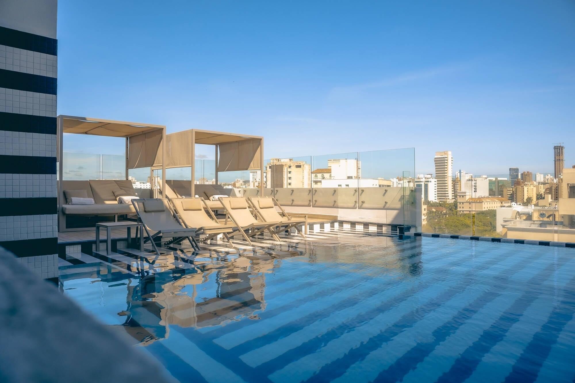 Una piscina al aire libre, tumbonas