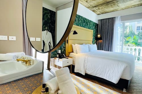 Room, 1 King Bed, Non Smoking | Bathroom | Shower, free toiletries, towels, soap
