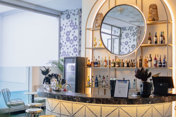 Bar tepi kolam renang