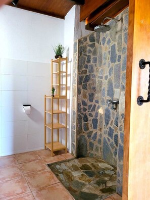 تجهيزات دش، مجففات شعر، مناشف، ورق حمّام