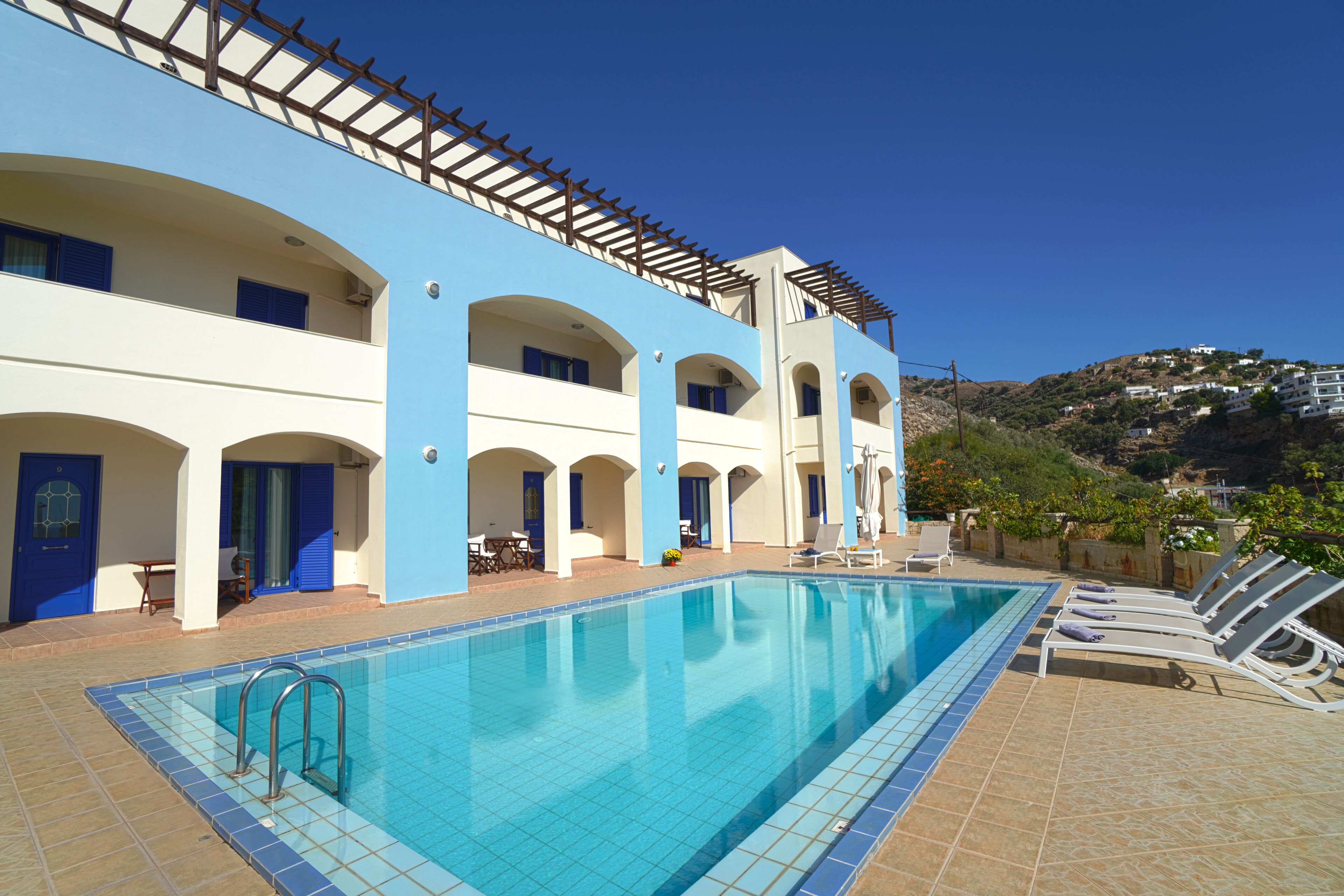 Un hôtel doté d’une piscine, d’un espace extérieur aménagé et offrant une vue sur le paysage environnant.