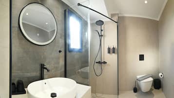 Double /Twin Room with Front Sea View | Kamar mandi | Shower, pancuran hujan, pengering rambut, dan handuk