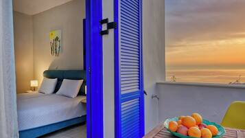 Deluxe Double / Twin Room with Side Sea View | Coffres-forts dans les chambres, décoration personnalisée