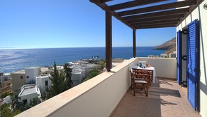 A balcony with a view of the sea, wooden pergola, and blue shutters. - Sfakian Horizon (Sfakia)