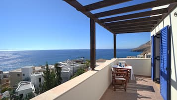 Apartment with Sea View | Una cassaforte in camera, con stile personalizzato