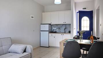 Apartment with Sea View | Yksityinen keittiö | Täysikokoinen jääkaappi, vedenkeitin