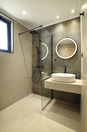 Triple Room with Terrace | Bathroom | Shower, rainfall showerhead, hair dryer, towels - Sfakian Horizon (Sfakia)