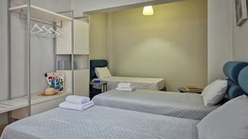 Habitació triple | Caixa forta a l'habitació, decoració individual i mobiliari individual