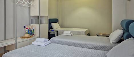 Triple Room with Terrace | セーフティボックス (室内)、客室ごとに異なる装飾、客室ごとに異なるインテリア、WiFi (無料)