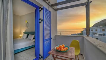 Deluxe Double / Twin Room with Side Sea View | Vue depuis le balcon