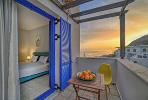 Deluxe Double / Twin Room with Side Sea View | 陽台景觀