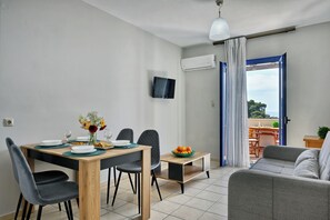 Apartment with Sea View | Oppholdsområde | LCD-TV