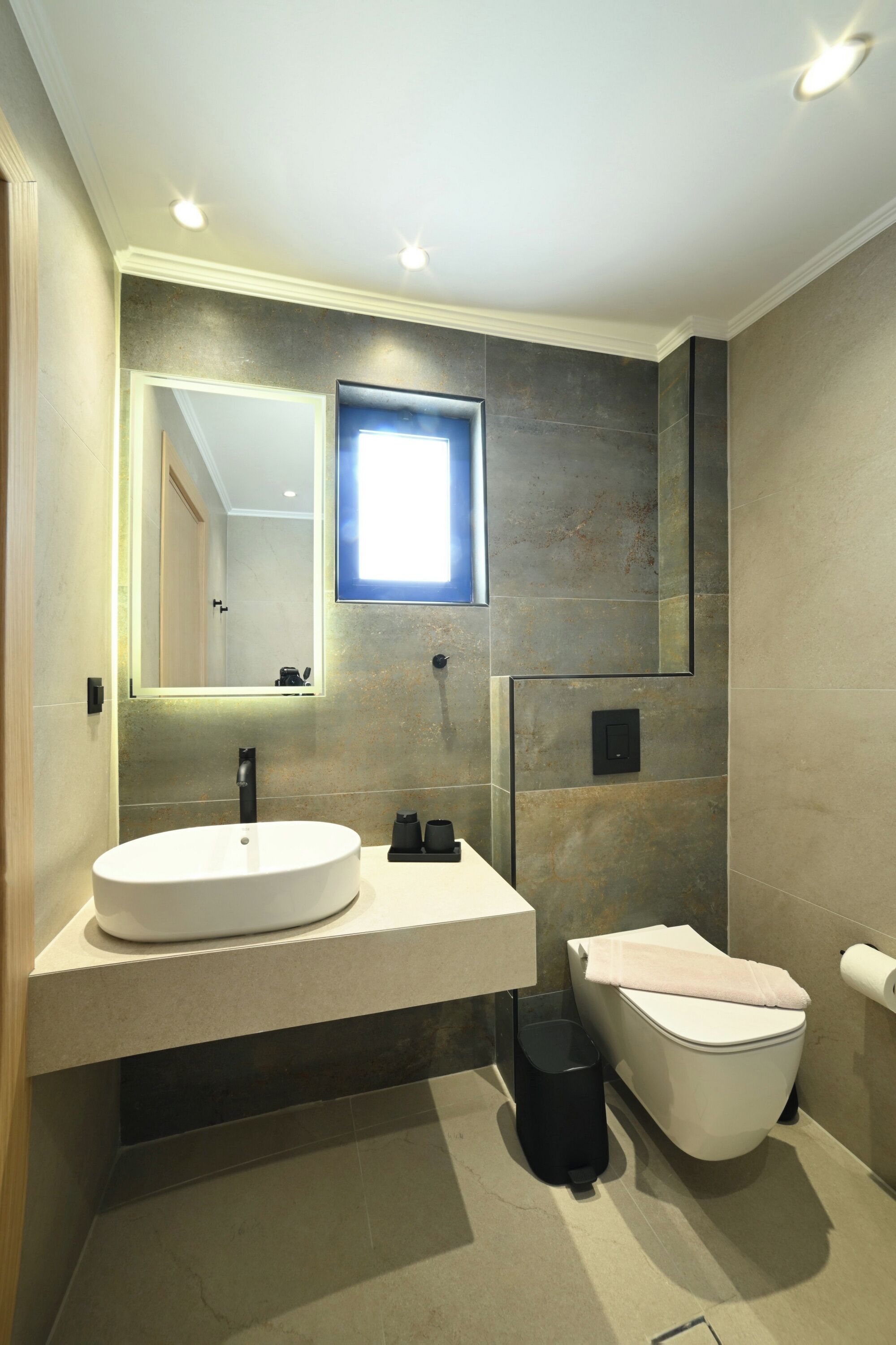 apartment with sea view | bathroom | shower, rainfall showerhead, hair dryer, towels