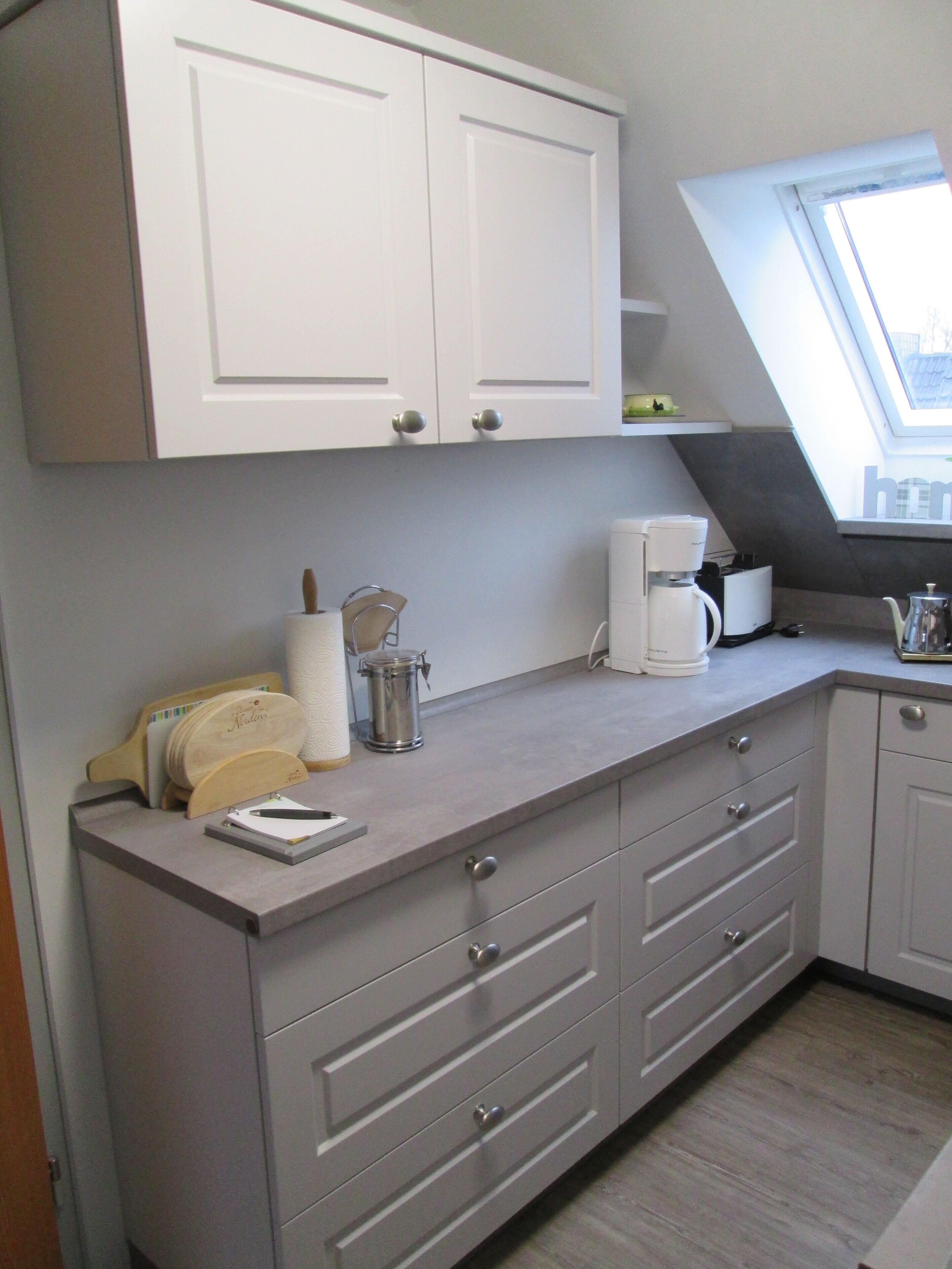 Jääkaappi, liesi, astianpesukone, kahvin-/teenkeitin