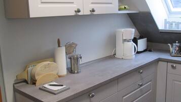 Fridge, stovetop, dishwasher, coffee/tea maker