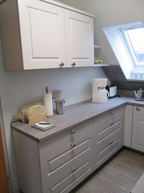 Kylskåp, spishäll, diskmaskin och kaffe- och tebryggare