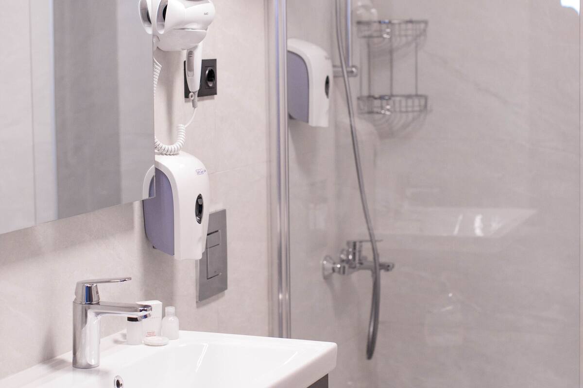 Een douche, een hydromassagedouche, gratis toiletartikelen