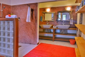 Badekar, håndklær, såpe og toalettpapir