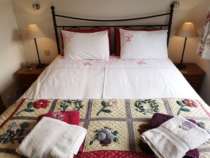 Double Room 1 | Individually decorated, individually furnished, free WiFi - Flintstones Bed & Breakfast (Holt)