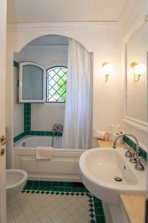 Bathtub, bidet, towels - Oleandri 131 (Arzachena)