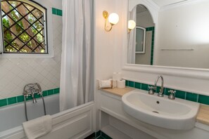 Badewanne, Bidet, Handtücher