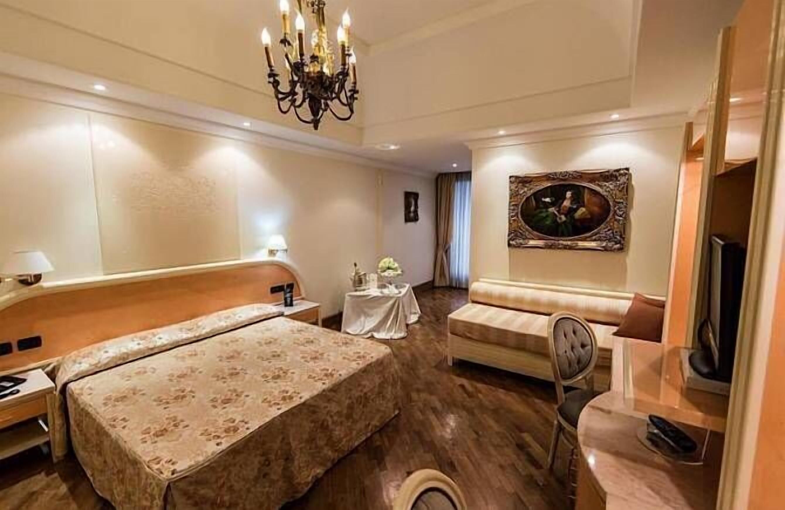 Minibar, coffre-fort, bureau
