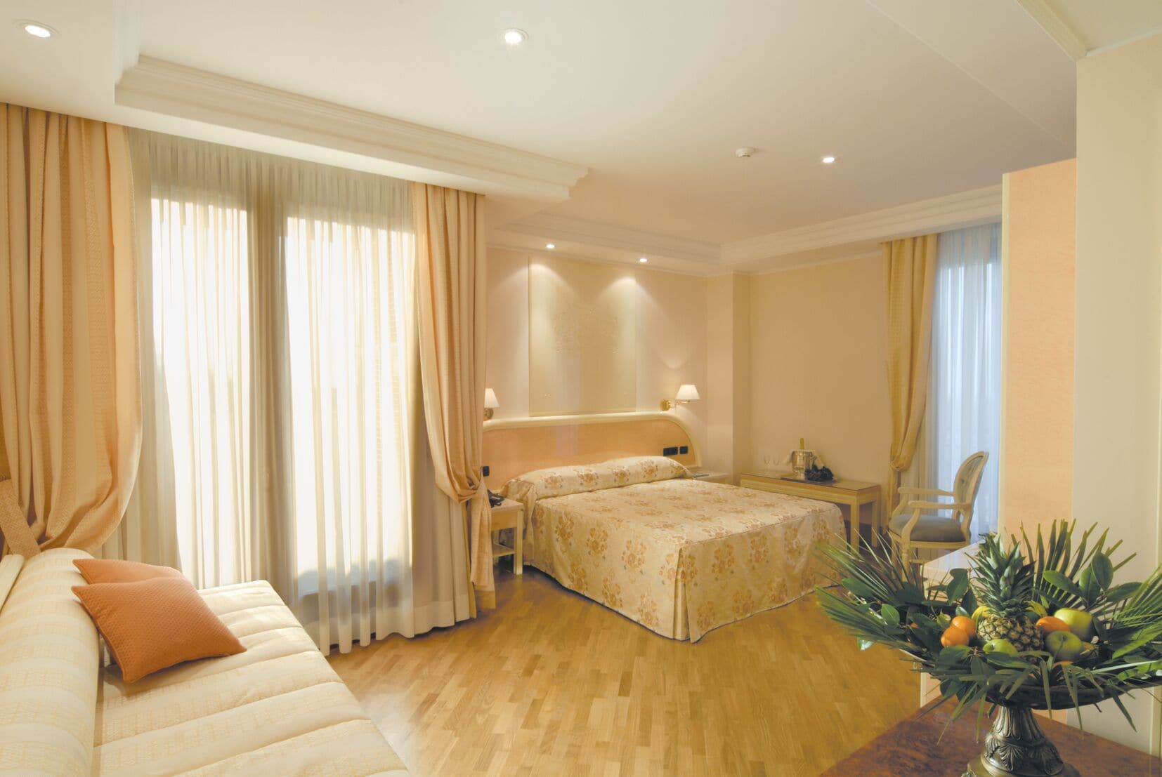 Habitación triple estándar | Minibar, caja fuerte, escritorio y espacio para trabajar con un portátil