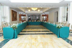 A conference room with a long table, chairs, and a chandelier. - LH Domus Caesari (Marino)