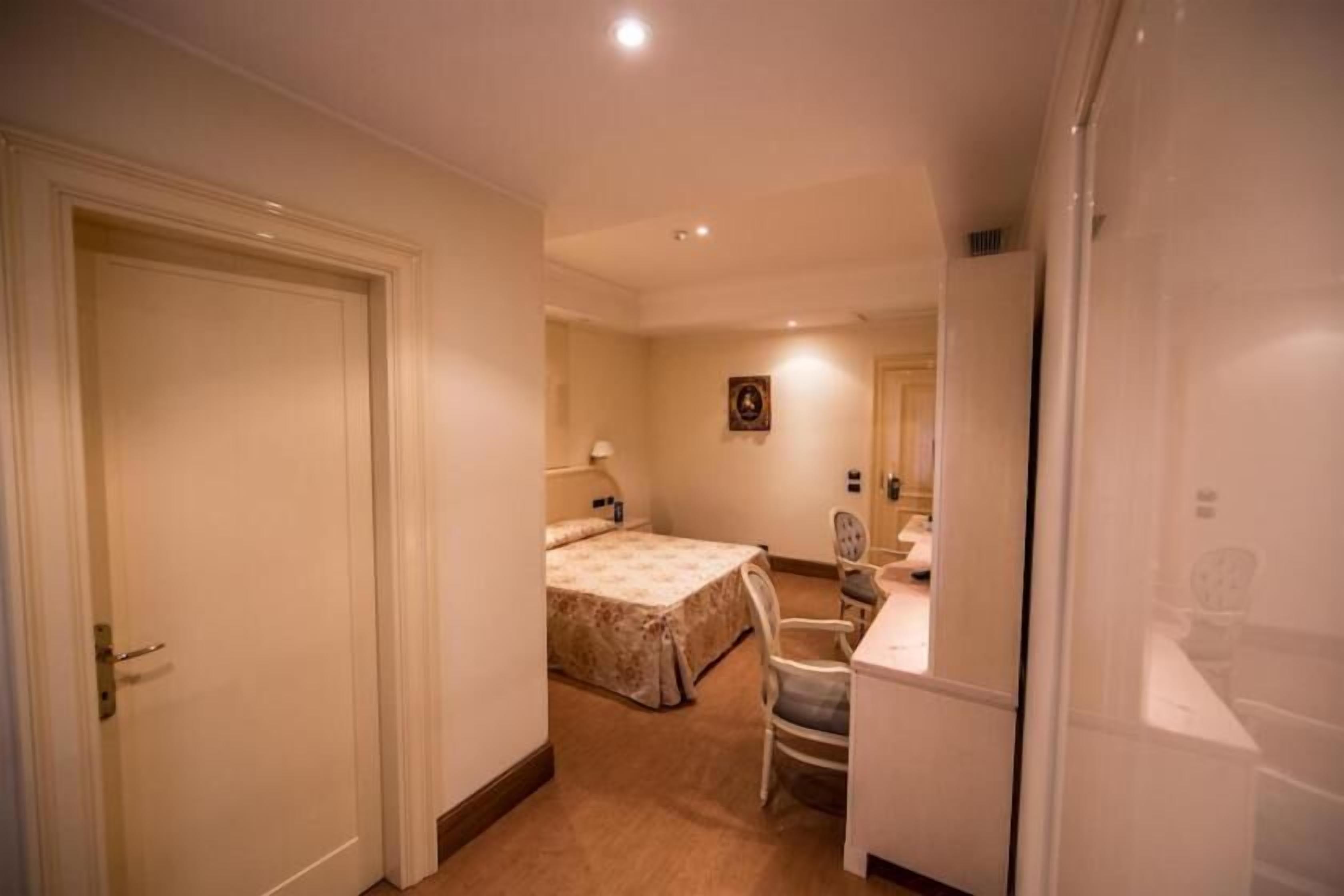 superior double room | minibar, in-room safe, desk, laptop workspace