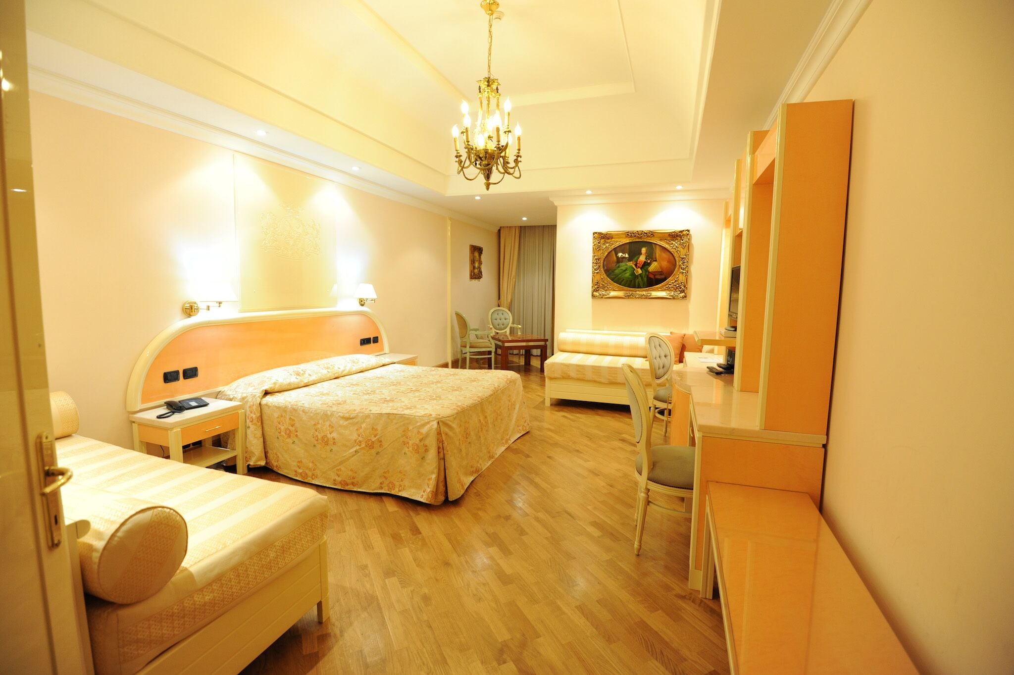 standard quadruple room | minibar, in-room safe, desk, laptop workspace