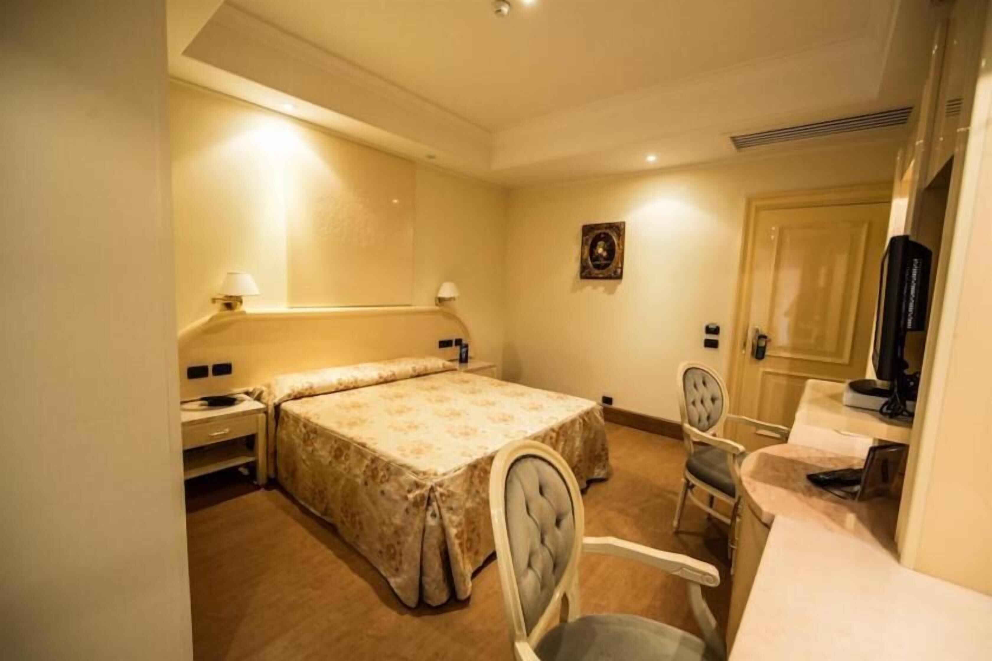 Minibar, coffres-forts dans les chambres, bureau