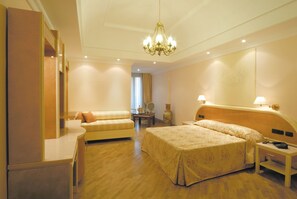 Standard Quadruple Room | Minibar, in-room safe, desk, laptop workspace - LH Domus Caesari (Marino)