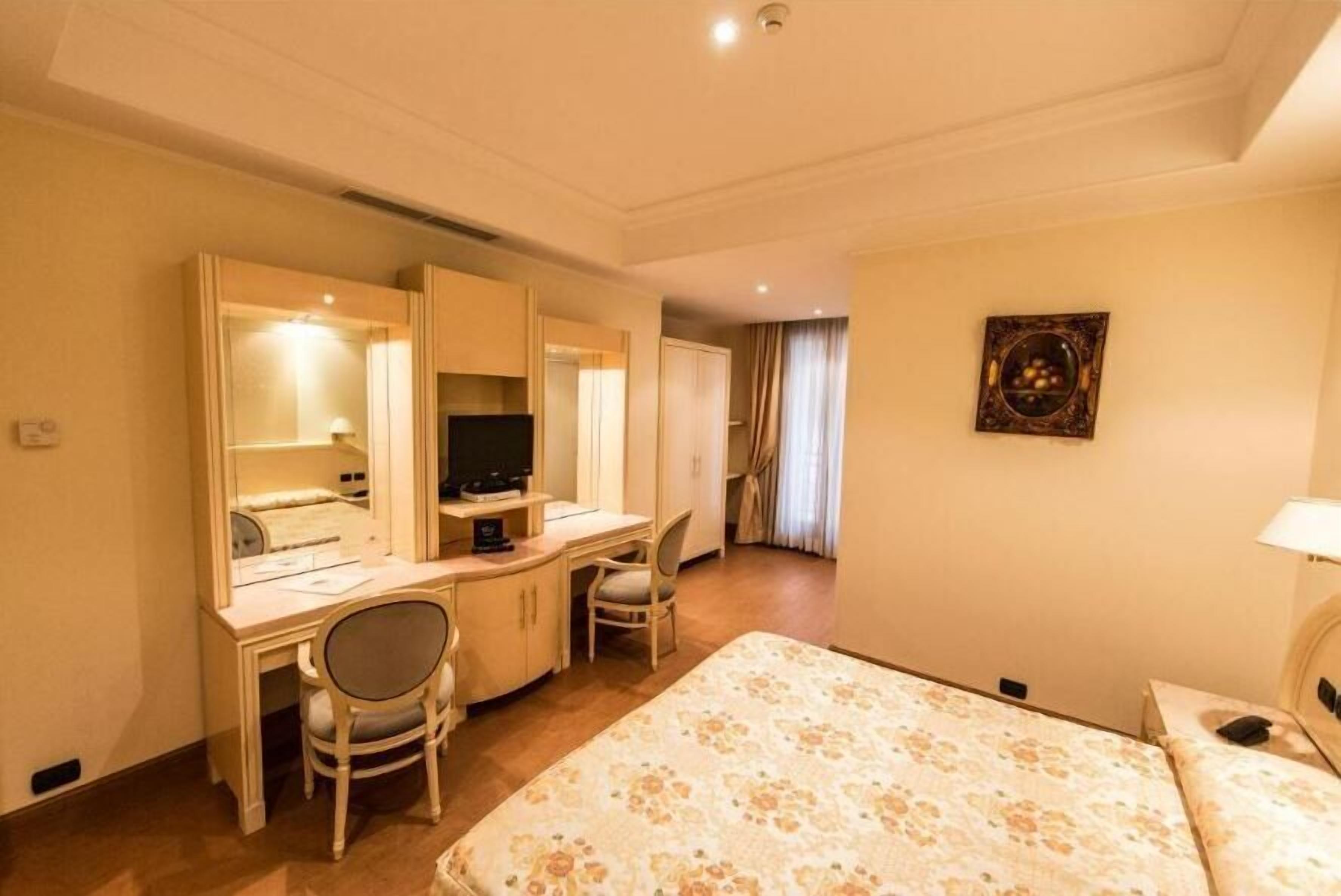 Minibar, caixa forta a l'habitació i escriptori 