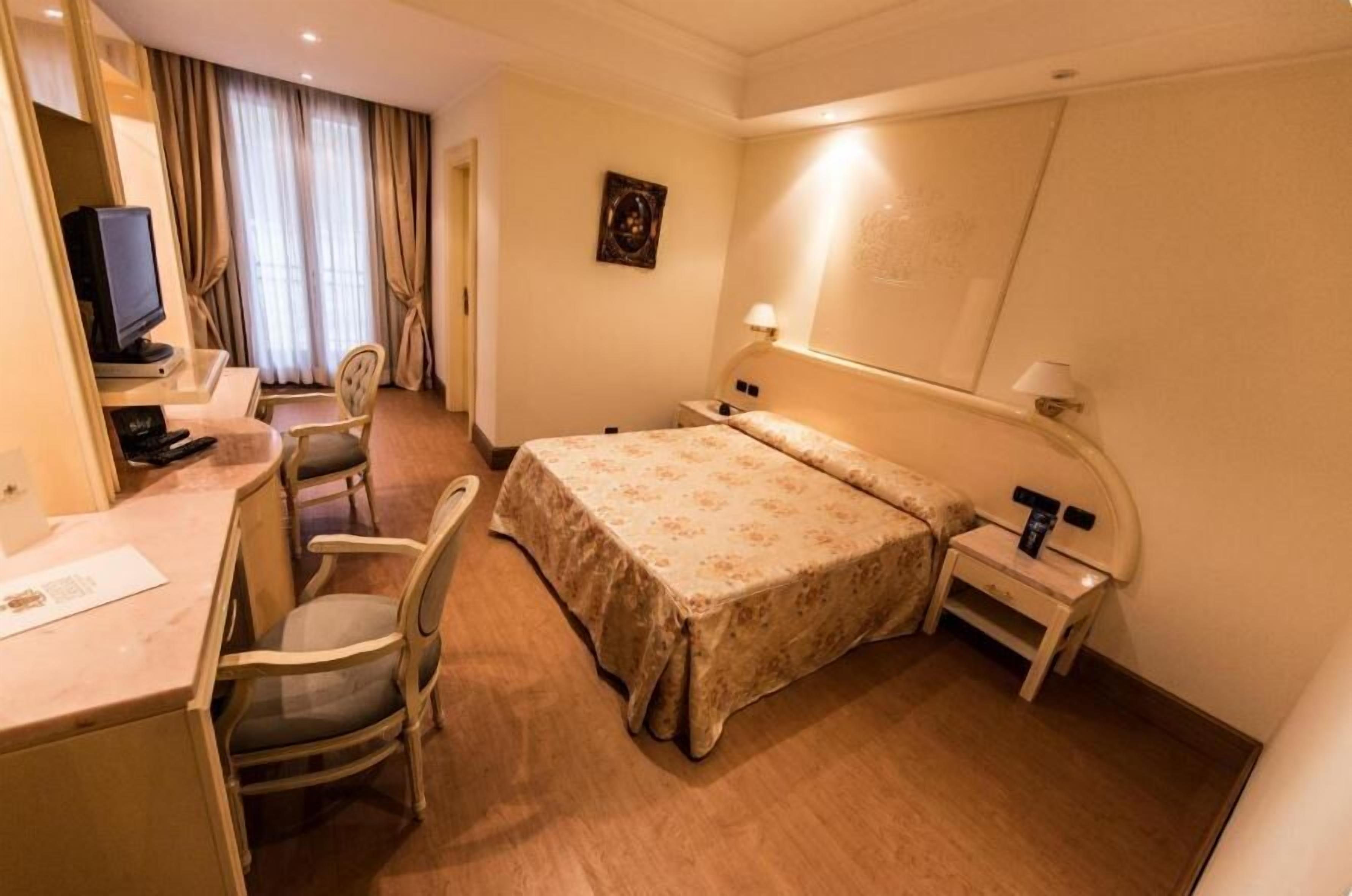 Minibar, caixa forta a l'habitació i escriptori 