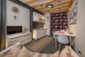 Mini-Kühlschrank, Ofen, Herdplatte, Grillplatte